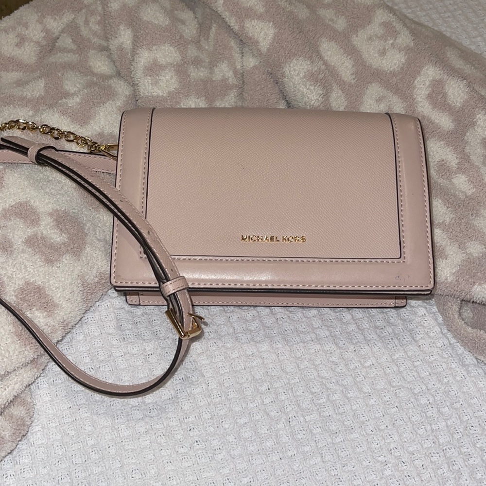 MICHAEL MICHAEL KORS
Saffiano Leather Crossbody